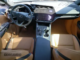 2023 Lexus RZ 450e Premium z VIN JTJAAAAB7PA010338, wystawiony jako Copart lot #59992004 z przebiegiem 10 040 mil mil oraz Szkody całkowita. Historia ofert i sprzedaży dostępna na DreamBid. Obrazek 8.