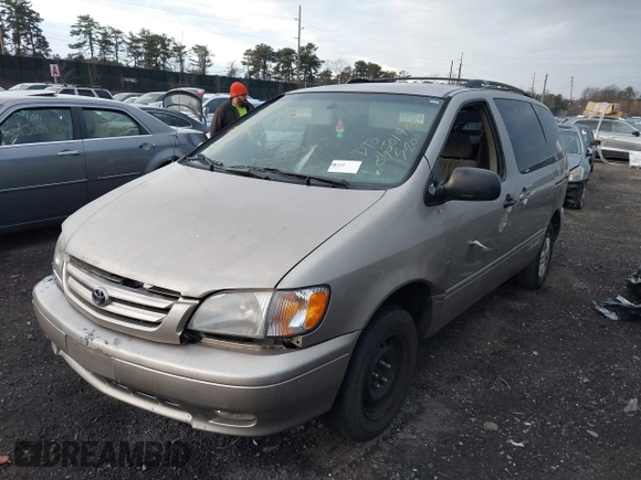2002 Toyota Sienna LE with VIN 4T3ZF13C92U444185, listed as a IAAI auction lot 39003187 with 999,999 mi miles. Bid and sale history available at carsss.com. Image 2.