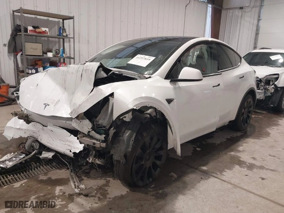 2021 Tesla Model Y Long Range with VIN 5YJYGDEE5MF266034, listed as a IAAI auction lot 41297819 with NaN miles. Bid and sale history available at carsss.com. Image 6.