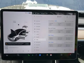 2018 Tesla Model 3 Long Range Battery z VIN 5YJ3E1EA5JF006370, wystawiony jako IAAI lot #41565266 z przebiegiem 55 376 mil mil oraz . Historia ofert i sprzedaży dostępna na DreamBid. Obrazek 7.