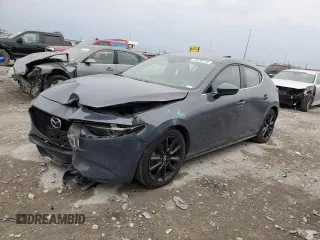 2021 Mazda 3 Premium z VIN JM1BPBML5M1345240, wystawiony jako Copart lot #53258745 z przebiegiem 27 579 mil mil oraz Szkoda całkowita • Salvage title. Historia ofert i sprzedaży dostępna na DreamBid. Obrazek 1.