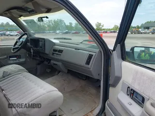 1994 GMC Suburban z VIN 1GKEC16K2RJ750376, wystawiony jako IAAI lot #42278734 z przebiegiem 185 403 mil mil oraz . Historia ofert i sprzedaży dostępna na DreamBid. Obrazek 5.
