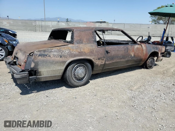 1979 Cadillac Eldorado z VIN 6L57B9E638130, wystawiony jako Copart lot #56873134 z przebiegiem Nie podano mil oraz Nie do naprawy • Non repairable. Historia ofert i sprzedaży dostępna na DreamBid. Obrazek 3.