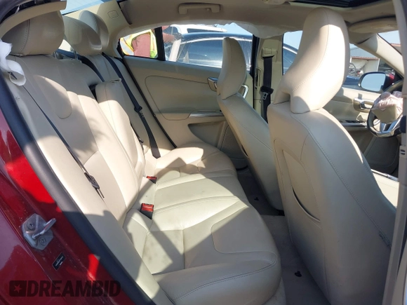 2015 Volvo S60 T5 Drive-E Premier z VIN YV140MFK7F1349445, wystawiony jako IAAI lot #42138682 z przebiegiem 104 111 mil mil oraz . Historia ofert i sprzedaży dostępna na DreamBid. Obrazek 8.
