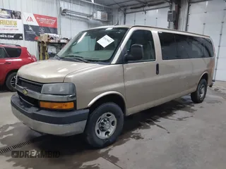 2012 Chevrolet Express Passenger 1LT z VIN 1GAZG1FAXC1127760, wystawiony jako IAAI lot #41629882 z przebiegiem 311 110 mil mil oraz . Historia ofert i sprzedaży dostępna na DreamBid. Obrazek 2.
