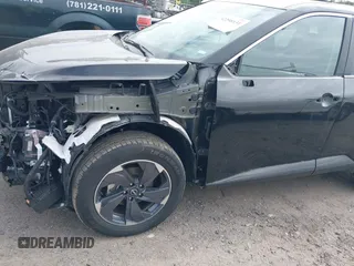 2024 Nissan Rogue SV z VIN 5N1BT3BA1RC705503, wystawiony jako IAAI lot #42298131 z przebiegiem 26 793 mil mil oraz . Historia ofert i sprzedaży dostępna na DreamBid. Obrazek 6.