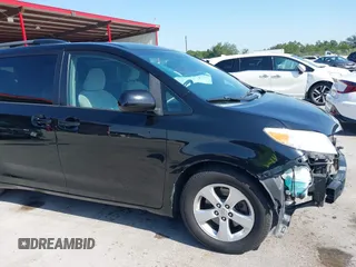 2015 Toyota Sienna LE AAS z VIN 5TDKK3DC0FS613377, wystawiony jako IAAI lot #42214127 z przebiegiem 135 836 mil mil oraz . Historia ofert i sprzedaży dostępna na DreamBid. Obrazek 18.