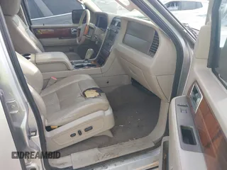 2013 Lincoln Navigator z VIN 5LMJJ3H59DEL09289, wystawiony jako IAAI lot #42380340 z przebiegiem 238 384 mil mil oraz . Historia ofert i sprzedaży dostępna na DreamBid. Obrazek 5.