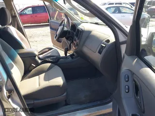 2007 Ford Escape XLS with VIN 1FMYU92Z87KA05657, listed as a IAAI auction lot 41723701 with 152,713 mi miles. Bid and sale history available at carsss.com. Image 5.