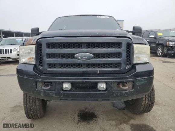 2005 Ford Excursion Limited with VIN 1FMSU43P75EA12648, listed as a Copart auction lot 41816385 with 322,576 mi miles and Salvage Title. Bid and sale history available at carsss.com. Image 5.