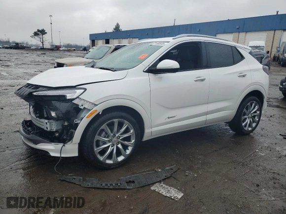 2024 Buick Encore GX Avenir z VIN KL4AMFSL4RB023912, wystawiony jako Copart lot #51159555 z przebiegiem Nie podano mil oraz Szkoda całkowita • Salvage title. Historia ofert i sprzedaży dostępna na DreamBid. Obrazek 1.