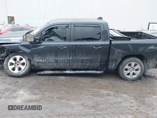 2019 Ram 1500 Big Horn z VIN 1C6SRFFT6KN811253, wystawiony jako IAAI lot #41071264 z przebiegiem 83 624 mil mil oraz . Historia ofert i sprzedaży dostępna na DreamBid. Obrazek 14.