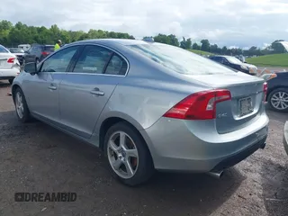 2013 Volvo S60 T5 Premier z VIN YV1612FS1D2181416, wystawiony jako IAAI lot #42173647 z przebiegiem 119 150 mil mil oraz . Historia ofert i sprzedaży dostępna na DreamBid. Obrazek 3.