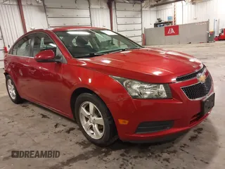 2014 Chevrolet Cruze 1LT z VIN 1G1PC5SB9E7271356, wystawiony jako IAAI lot #42342585 z przebiegiem 123 301 mil mil oraz . Historia ofert i sprzedaży dostępna na DreamBid. Obrazek 1.