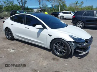 2022 Tesla Model 3 Long Range z VIN 5YJ3E1EB4NF163001, wystawiony jako IAAI lot #42211705 z przebiegiem 53 487 mil mil oraz . Historia ofert i sprzedaży dostępna na DreamBid. Obrazek 1.