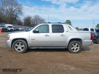 2013 Chevrolet Avalanche LS with VIN 3GNMCEE02DG207190, listed as a IAAI auction lot 41396345 with 223,378 mi miles. Bid and sale history available at carsss.com. Image 14.