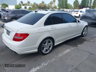 2013 Mercedes-Benz C 300 Sport z VIN WDDGF8AB0DA779904, wystawiony jako IAAI lot #42278212 z przebiegiem 156 354 mil mil oraz . Historia ofert i sprzedaży dostępna na DreamBid. Obrazek 4.