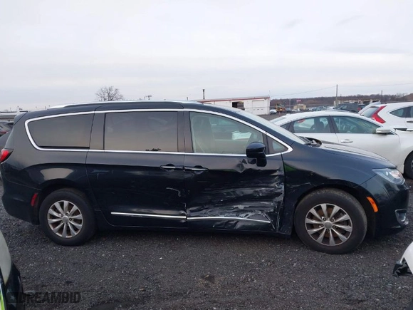 2019 Chrysler Pacifica Touring L with VIN 2C4RC1BG2KR526198, listed as a IAAI auction lot 41229993 with 46,639 mi miles. Bid and sale history available at carsss.com. Image 13.