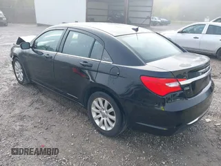 2014 Chrysler 200 Touring z VIN 1C3CCBBG1EN106224, wystawiony jako IAAI lot #41866087 z przebiegiem 141 635 mil mil oraz . Historia ofert i sprzedaży dostępna na DreamBid. Obrazek 3.