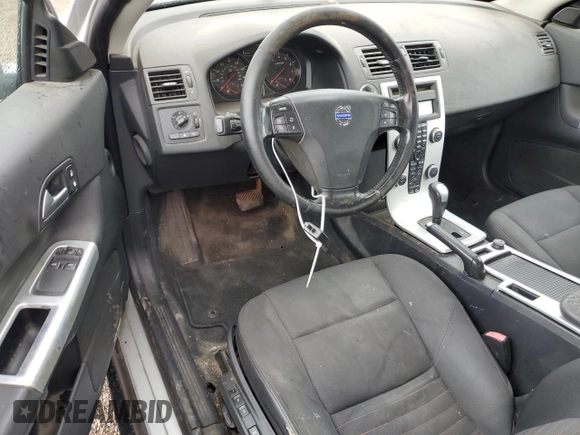 2012 Volvo C30 z VIN YV1672MK7C2281133, wystawiony jako Copart lot #66388394 z przebiegiem 98 504 mil mil oraz Szkody całkowita. Historia ofert i sprzedaży dostępna na DreamBid. Obrazek 8.