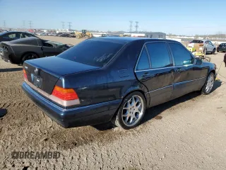 1996 Mercedes-Benz S z VIN WDBGA57E4TA323720, wystawiony jako Copart lot #53119675 z przebiegiem 172 434 mil mil oraz Szkody całkowita. Historia ofert i sprzedaży dostępna na DreamBid. Obrazek 3.