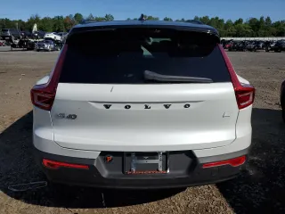 2024 Volvo XC40 Plus z VIN YV4ER3XL8R2244524, wystawiony jako Copart lot #67771074 z przebiegiem 1 357 mil mil oraz Czysty tytuł • Clean title. Historia ofert i sprzedaży dostępna na DreamBid. Obrazek 6.