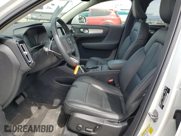 2022 Volvo XC40 Momentum with VIN YV4162UK0N2647095, listed as a Copart auction lot 52417015 with 42,041 mi miles and Salvage title. Bid and sale history available at DreamBid. Image 7.