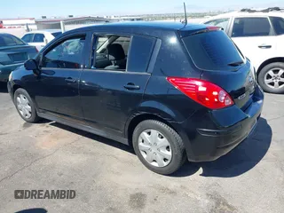 2012 Nissan Versa S z VIN 3N1BC1CP0CK210211, wystawiony jako IAAI lot #42315249 z przebiegiem 189 276 mil mil oraz . Historia ofert i sprzedaży dostępna na DreamBid. Obrazek 3.
