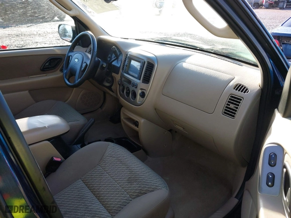2004 Ford Escape XLT with VIN 1FMYU03134KA30806, listed as a IAAI auction lot 41449933 with 137,897 mi miles. Bid and sale history available at carsss.com. Image 5.