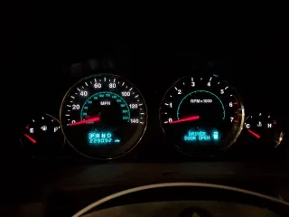 2007 Jeep Commander Overland z VIN 1J8HG68237C610869, wystawiony jako Copart lot #59824675 z przebiegiem 229 092 mil mil oraz Szkoda całkowita • Salvage title. Historia ofert i sprzedaży dostępna na DreamBid. Obrazek 9.