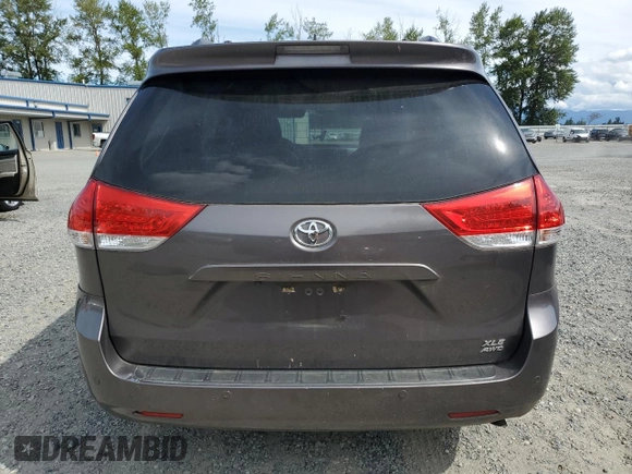 2013 Toyota Sienna XLE с VIN 5TDDK3DC9DS051534, выставлен на аукционе Copart как лот 61487035 с пробегом 66 168 миль миль и Списание • Salvage title. История ставок и продаж доступна на DreamBid. Изображение 6.