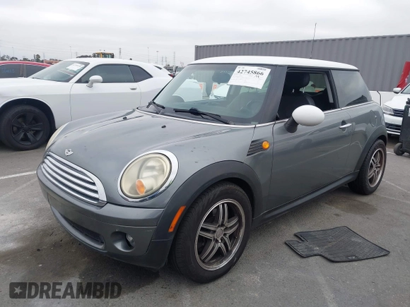 2010 MINI Hardtop z VIN WMWMF3C57ATZ25476, wystawiony jako IAAI lot #42745866 z przebiegiem 100 461 mil mil oraz . Historia ofert i sprzedaży dostępna na DreamBid. Obrazek 2.