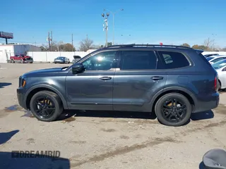 2024 Kia Telluride EX X-Line z VIN 5XYP3DGC3RG519595, wystawiony jako IAAI lot #41377285 z przebiegiem 18 313 mil mil oraz . Historia ofert i sprzedaży dostępna na DreamBid. Obrazek 13.
