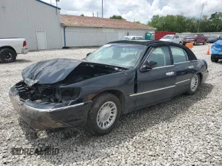 2000 Lincoln Town Car Cartier z VIN 1LNHM83W1YY787295, wystawiony jako Copart lot #55931445 z przebiegiem Nie podano mil oraz Szkoda całkowita • Salvage title. Historia ofert i sprzedaży dostępna na DreamBid. Obrazek 1.