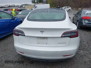 2018 Tesla Model 3 Long Range Battery z VIN 5YJ3E1EB8JF135728, wystawiony jako IAAI lot #41863870 z przebiegiem 124 053 mil mil oraz . Historia ofert i sprzedaży dostępna na DreamBid. Obrazek 16.