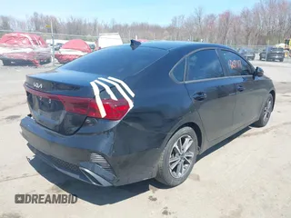 2022 Kia Forte LXS z VIN 3KPF24AD5NE474800, wystawiony jako IAAI lot #42071114 z przebiegiem 63 603 mil mil oraz . Historia ofert i sprzedaży dostępna na DreamBid. Obrazek 4.