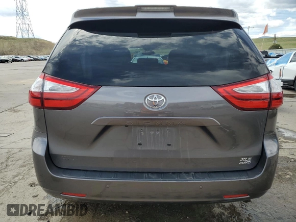 2018 Toyota Sienna XLE z VIN 5TDDZ3DC7JS193517, wystawiony jako Copart lot #53565945 z przebiegiem 111 498 mil mil oraz Szkoda całkowita • Salvage title. Historia ofert i sprzedaży dostępna na DreamBid. Obrazek 6.