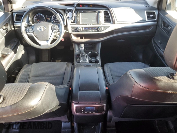 2017 Toyota Highlander LE z VIN 5TDZZRFH5HS195603, wystawiony jako Copart lot #50264785 z przebiegiem 165 116 mil mil oraz Szkoda całkowita • Salvage title. Historia ofert i sprzedaży dostępna na DreamBid. Obrazek 8.