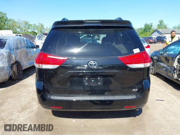 2013 Toyota Sienna XLE AAS z VIN 5TDYK3DC5DS306309, wystawiony jako IAAI lot #42260000 z przebiegiem 82 558 mil mil oraz . Historia ofert i sprzedaży dostępna na DreamBid. Obrazek 16.