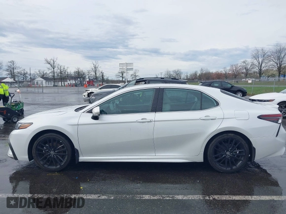 2022 Toyota Camry XSE z VIN 4T1K61AK2NU702362, wystawiony jako IAAI lot #41963393 z przebiegiem 13 541 mil mil oraz . Historia ofert i sprzedaży dostępna na DreamBid. Obrazek 14.
