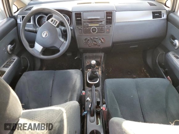2010 Nissan Versa S z VIN 3N1BC1CP8AL423169, wystawiony jako Copart lot #52792625 z przebiegiem Nie podano mil oraz Czysty tytuł • Clean title. Historia ofert i sprzedaży dostępna na DreamBid. Obrazek 8.