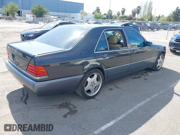 1993 Mercedes-Benz 500 z VIN WDBGA51E5PA138123, wystawiony jako IAAI lot #42012923 z przebiegiem 141 594 mil mil oraz . Historia ofert i sprzedaży dostępna na DreamBid. Obrazek 4.