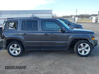 2016 Jeep Patriot High Altitude z VIN 1C4NJPFA5GD543228, wystawiony jako IAAI lot #41790893 z przebiegiem 109 949 mil mil oraz . Historia ofert i sprzedaży dostępna na DreamBid. Obrazek 14.
