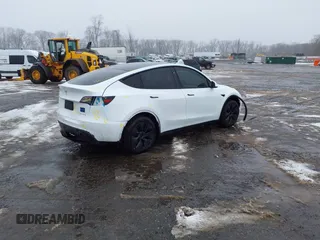 2024 Tesla Model Y Long Range z VIN 7SAYGDEE5RA326577, wystawiony jako IAAI lot #41531364 z przebiegiem 5353 mil mil oraz . Historia ofert i sprzedaży dostępna na DreamBid. Obrazek 4.
