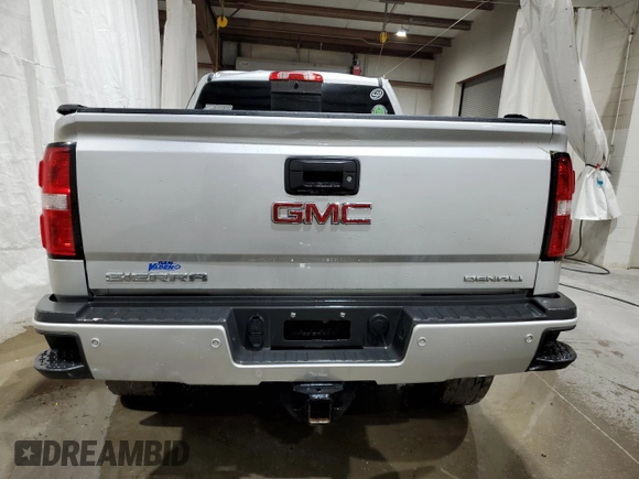 2018 GMC Sierra 2500HD Denali z VIN 1GT12UEY3JF252702, wystawiony jako Copart lot #55387655 z przebiegiem 75 059 mil mil oraz Szkody całkowita. Historia ofert i sprzedaży dostępna na DreamBid. Obrazek 6.