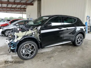 2024 Alfa Romeo Tonale Ti z VIN ZASPATCWXR3028479, wystawiony jako Copart lot #84539004 z przebiegiem 8582 mil mil oraz Nie do naprawy. Historia ofert i sprzedaży dostępna na DreamBid. Obrazek 1.