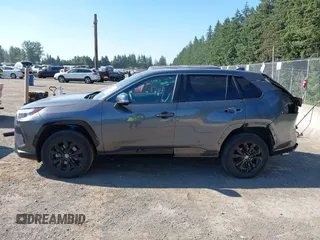 2022 Toyota RAV4 Hybrid SE z VIN 4T3T6RFV5NU101105, wystawiony jako IAAI lot #42666372 z przebiegiem 7 644 mil mil oraz . Historia ofert i sprzedaży dostępna na DreamBid. Obrazek 15.