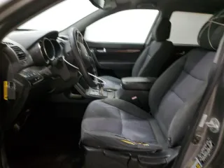 2012 Kia Sorento LX z VIN 5XYKT4A63CG241446, wystawiony jako Copart lot #45536195 z przebiegiem 177 209 mil mil oraz Szkoda całkowita • Salvage title. Historia ofert i sprzedaży dostępna na DreamBid. Obrazek 7.