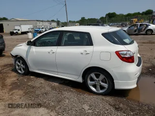 2009 Toyota Matrix S z VIN 2T1KE40E69C005557, wystawiony jako Copart lot #58575935 z przebiegiem 131 990 mil mil oraz Szkoda całkowita • Salvage title. Historia ofert i sprzedaży dostępna na DreamBid. Obrazek 2.