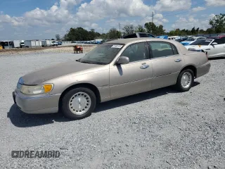 1999 Lincoln Town Car Executive z VIN 1LNHM81WXXY720955, wystawiony jako Copart lot #51400135 z przebiegiem 122 355 mil mil oraz Nie do naprawy • Non repairable. Historia ofert i sprzedaży dostępna na DreamBid. Obrazek 1.